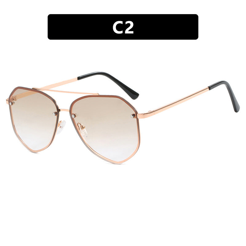 Dame geometrisk solbrille med filigran ramme Luvikno