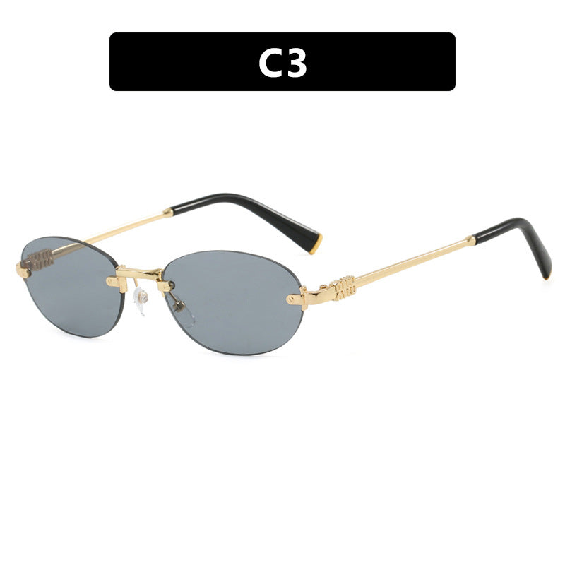 Dame moterimessig solbrille med oval ramme og elegante aksenter Luvikno