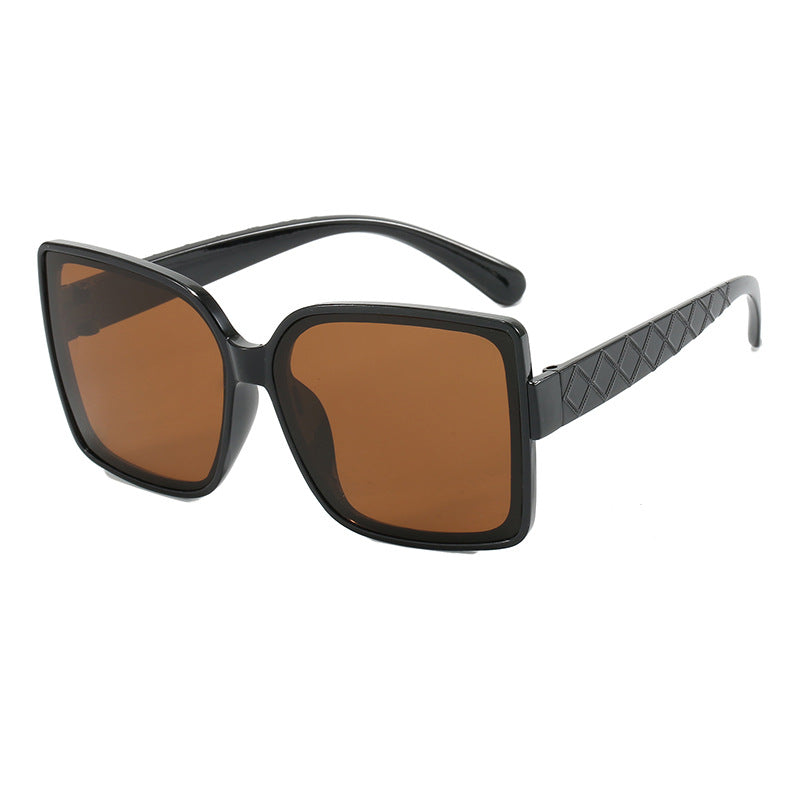 Dame moteriktig kvadratisk solbrille med elegant ramme Luvikno