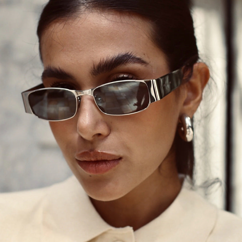 Dame moteriktig rektangulær solbrille med elegante glass Luvikno