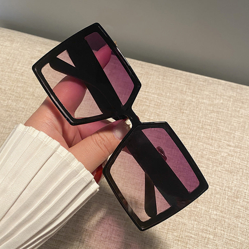 Dame kvadratisk solbrille med robust ramme og stillegant design Luvikno