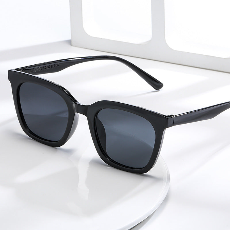 Dame moteriktig solbrille med kraftig dyremotiv Luvikno