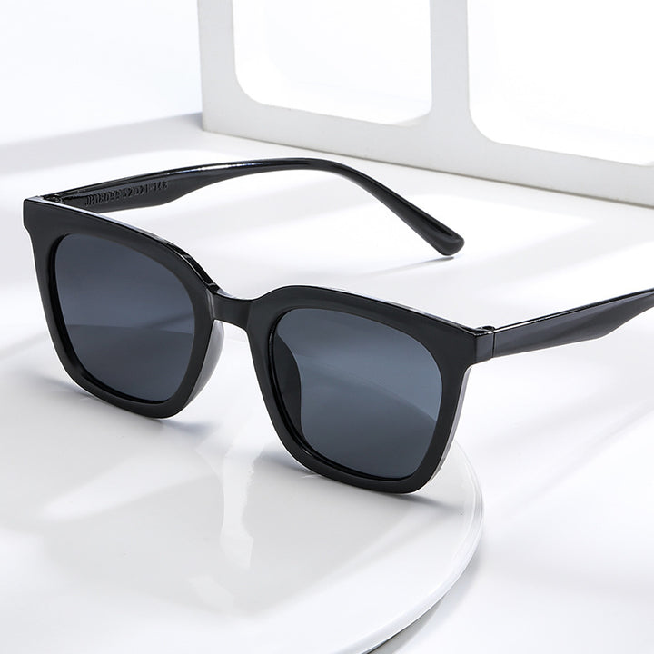 Dame moteriktig solbrille med kraftig dyremotiv Luvikno