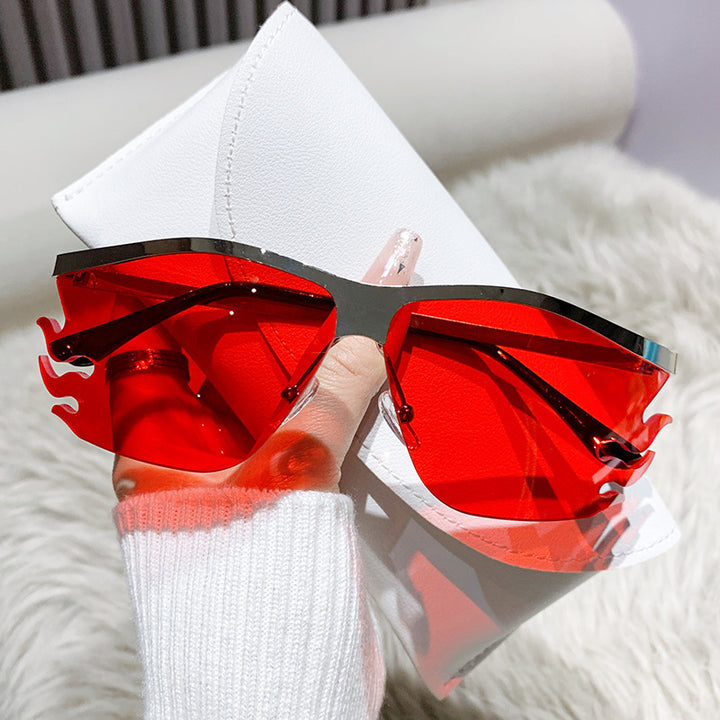 Damer futuristisk solbrille med elegant gjennomsiktig ramme Luvikno