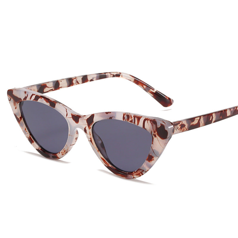 Dame Cat-Eye solbriller med futuristisk design og robust ramme Luvikno
