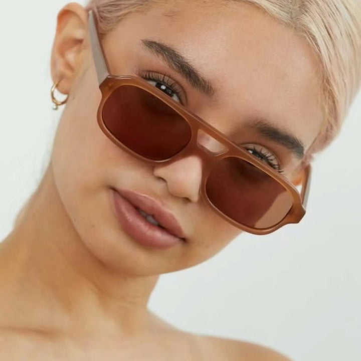 Dame moteriktig kvadratisk solbrille laget av transparent plast Luvikno