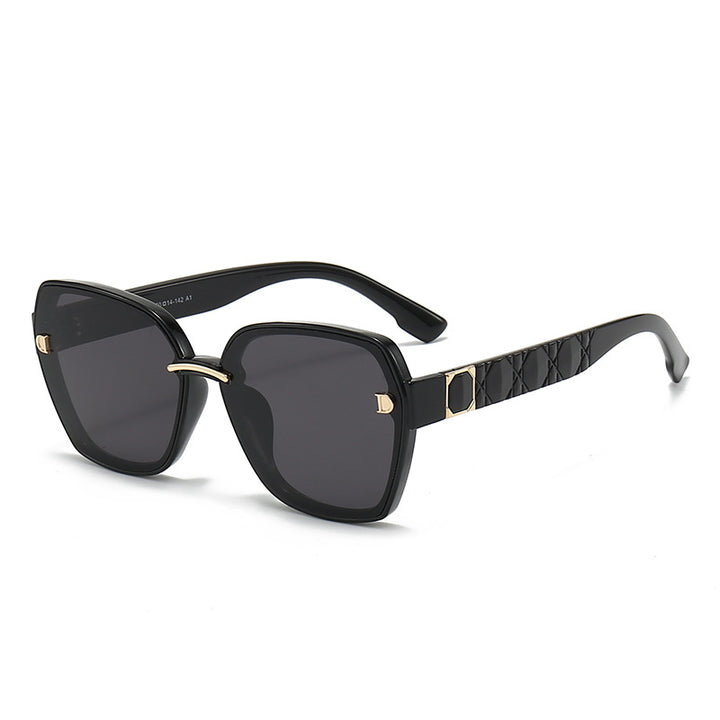 Dame solbrille med stilfull, kvadratisk ramme og elegante detaljer Luvikno