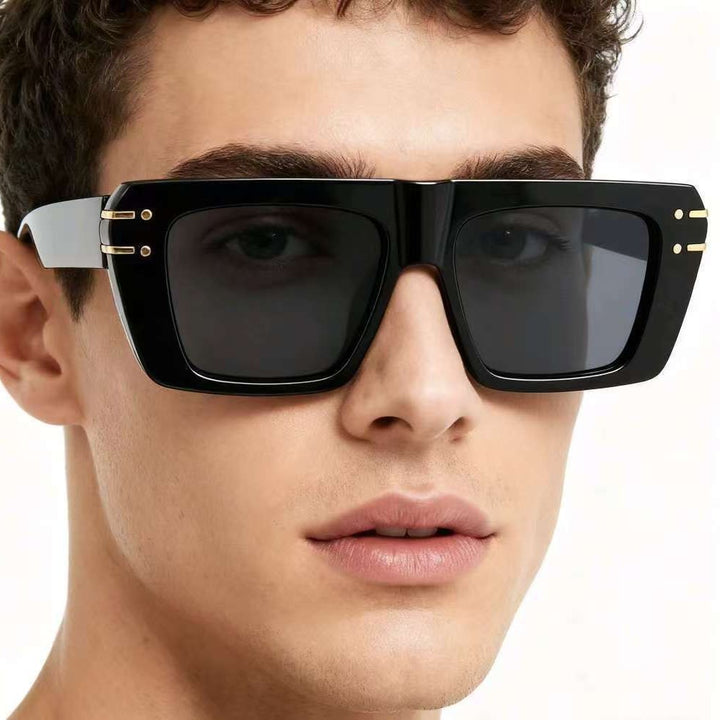 Dame moteriktig kvadratisk solbrille med glitrende akenter Luvikno