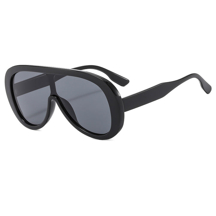Dame moteriktig solbrille med bred ramme Luvikno