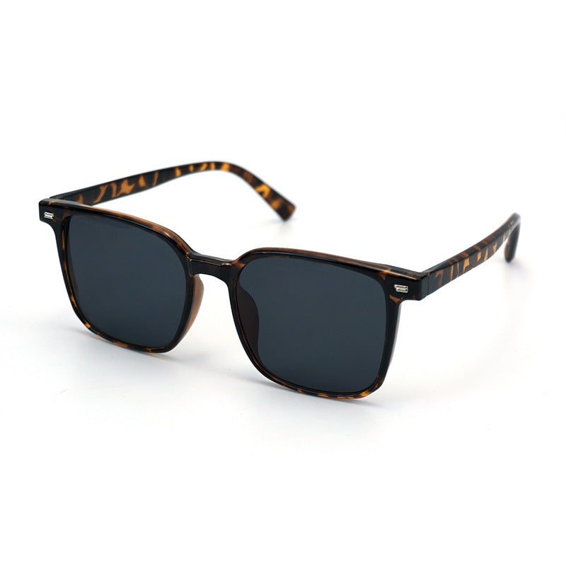 Dame Kvadratisk Solbrille med moderne aksenter Luvikno