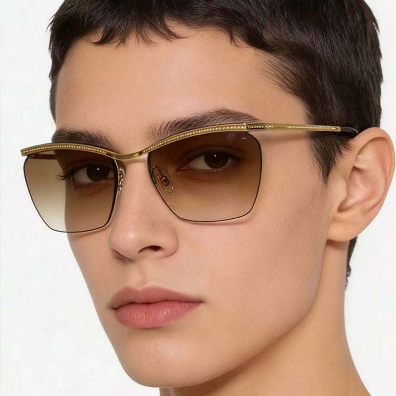 Dame moterik solbrille med filigran ramme og myk fargegradient Luvikno
