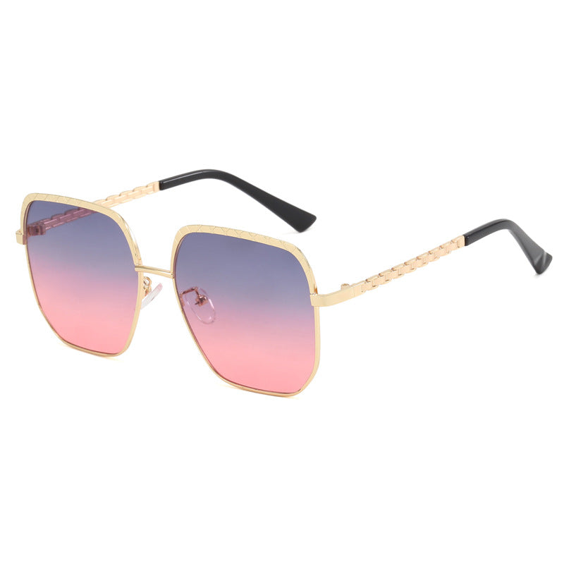 Dame moteriktig solbrille med firkantet ramme og stilige detaljer Luvikno