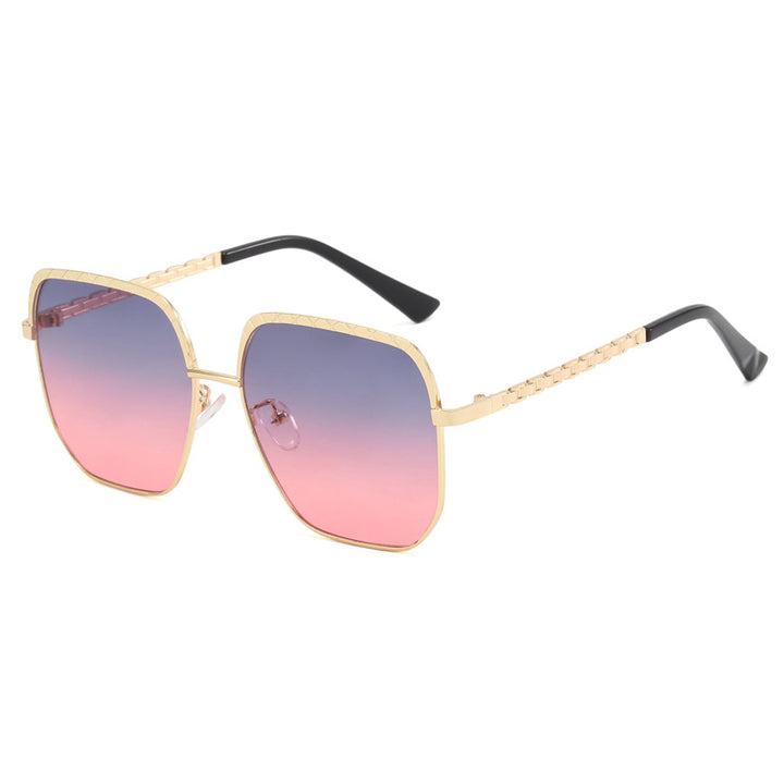 Dame moteriktig solbrille med firkantet ramme og stilige detaljer Luvikno