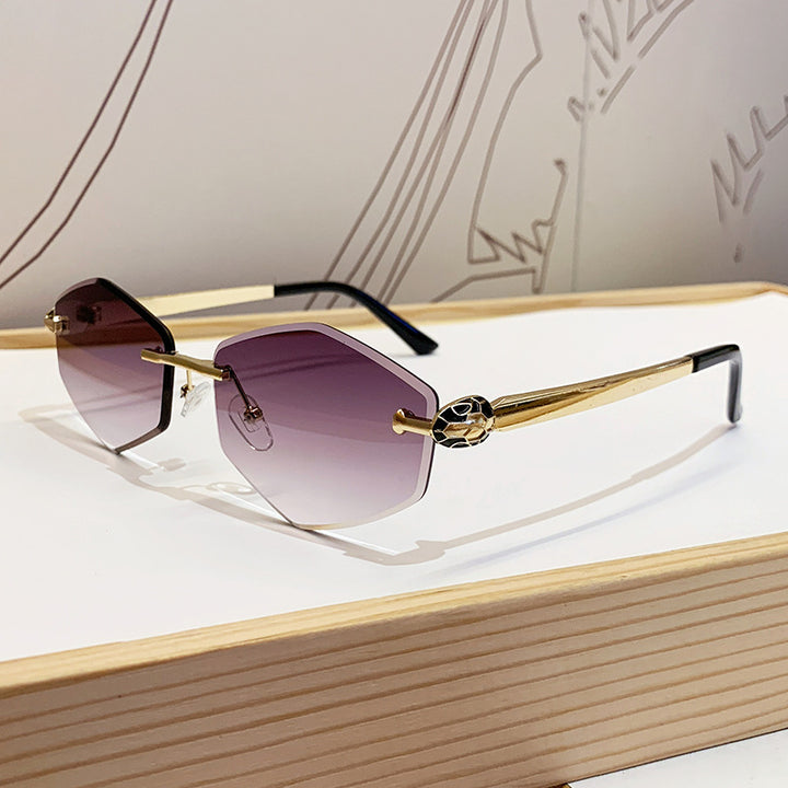 Dame Designer solbrille med heksagonal ramme og gyldne detaljer Luvikno