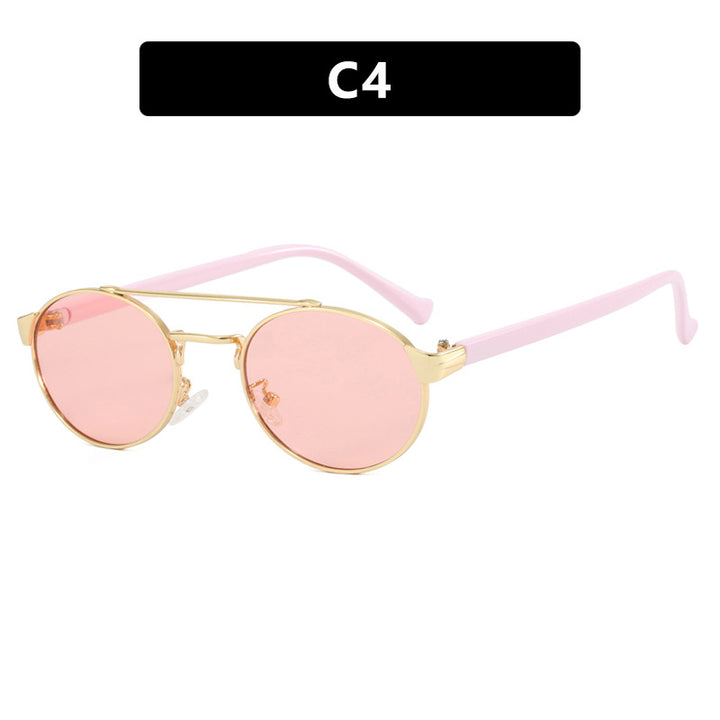 Dame moteriktig solbrille i stilfullt rundt design med gull aksenter Luvikno