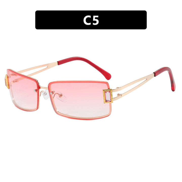 Dame stilig solbrille med elegante trapezformede glass og filigran metallramme Luvikno