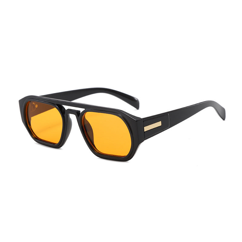Dame moteriktig rektangulær brille med elegant metalled accent Luvikno