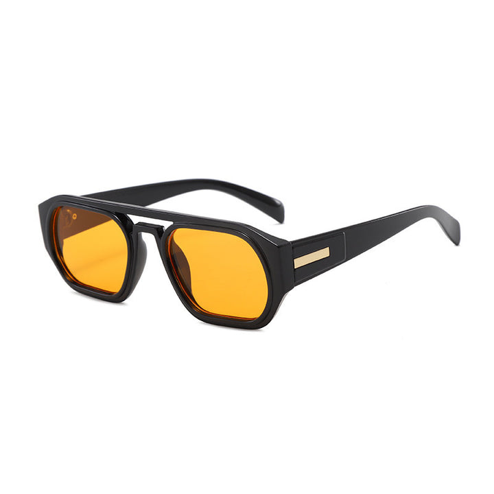 Dame moteriktig rektangulær brille med elegant metalled accent Luvikno