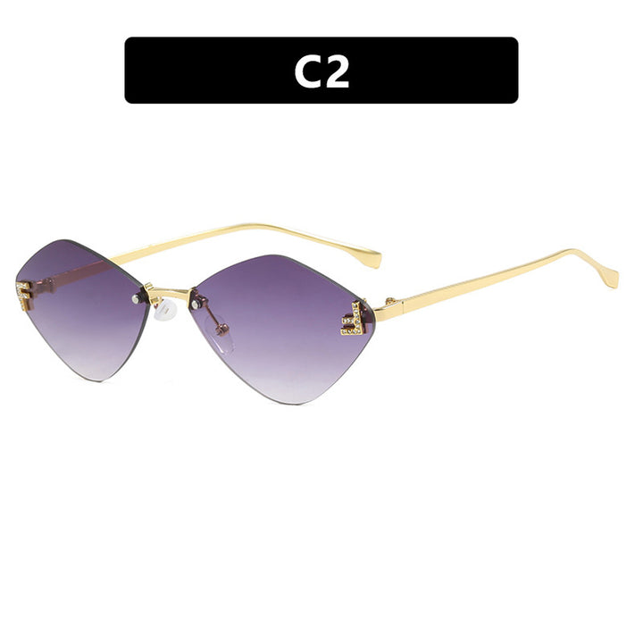 Dame geometrisk solbrille i ekstravagant design med gradiertede glass Luvikno