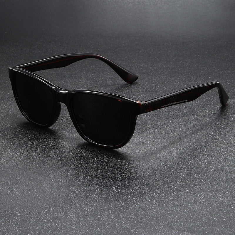 Dame solbrille i moderne retro-design med høykvalitets UV-beskyttelse Luvikno