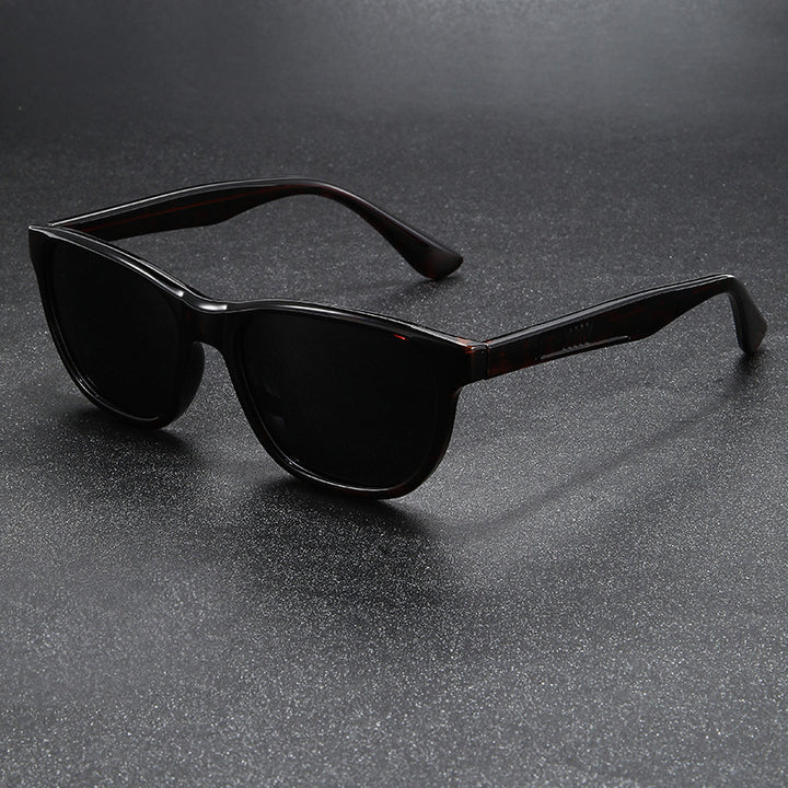 Dame solbrille i moderne retro-design med høykvalitets UV-beskyttelse Luvikno