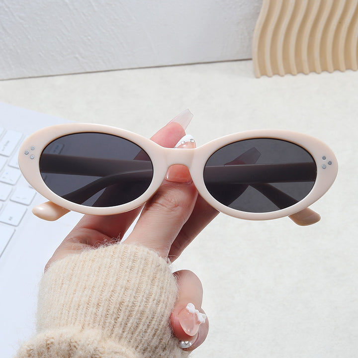 Damer moteriktig solbrille i elegant ovalt design Luvikno