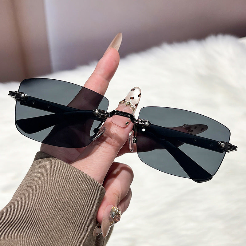 Dame ekstravagant moteriktig solbrille med innovativ ramme Luvikno