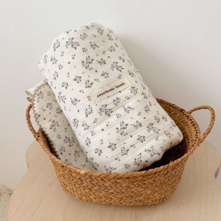 Unisex Musselinteppe med delikat blomsterdesign og elegante volanger Luvikno