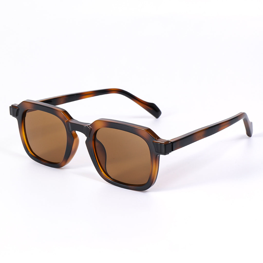 Dame moteriktig solbrille i elegant, kantet design Luvikno