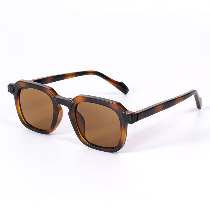 Dame moteriktig solbrille i elegant, kantet design Luvikno