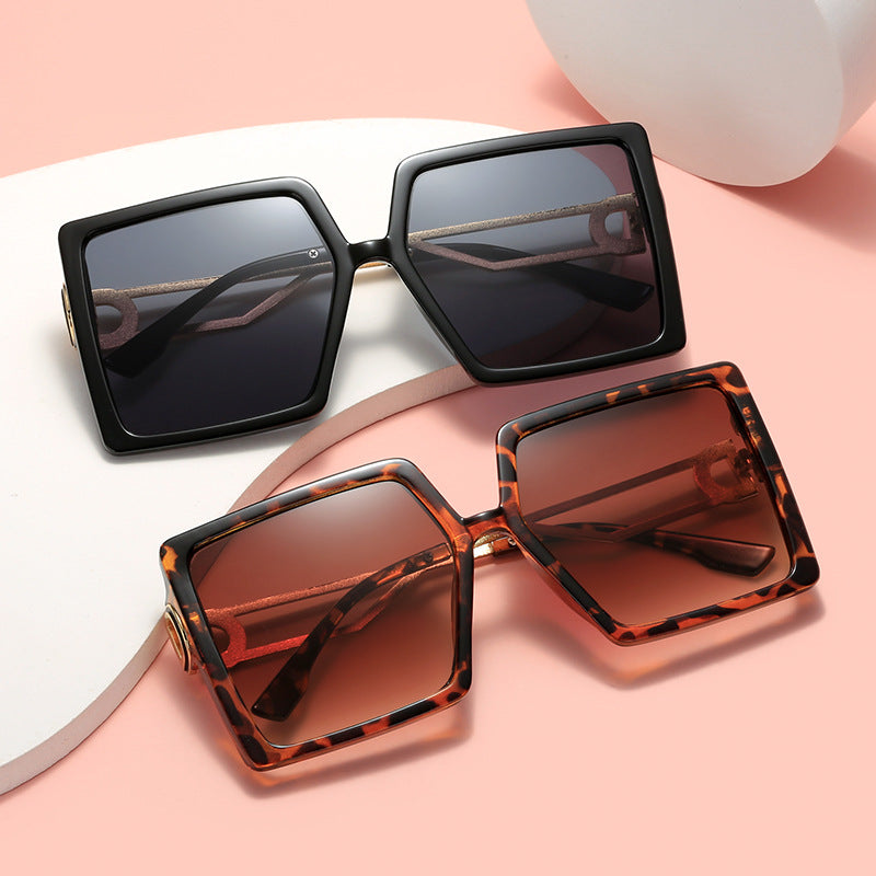 Dame oversized firkantet solbrille med elegant metallramme og polariserte glass Luvikno