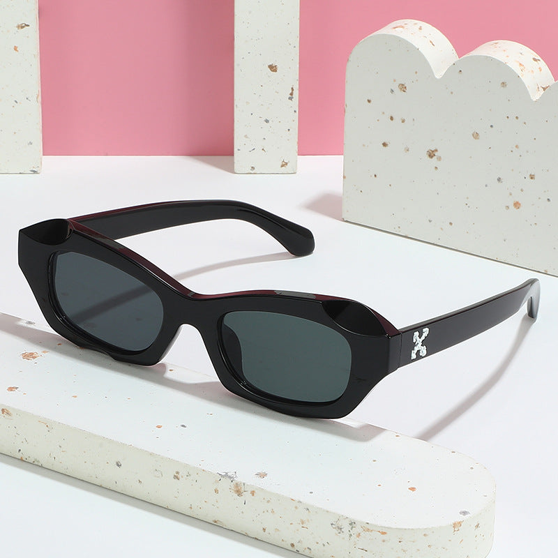 Dame moteriktig solbrille i innovativt design Luvikno