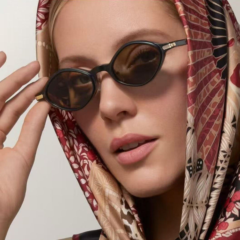 Dame moteriktig solbrille med unikt design og høykvalitets metallramme Luvikno
