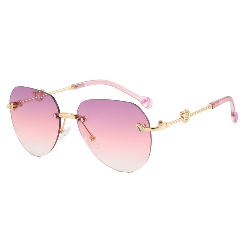 Dame lett geometrisk solbrille med unik ramme og speilede glass Luvikno