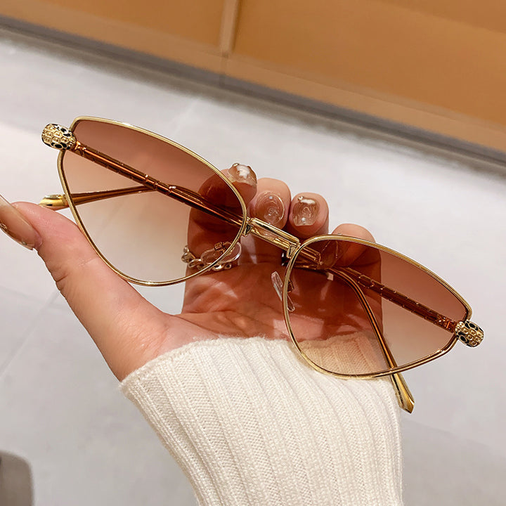 Dame designer solbrille med stilig cat-eye design og luksuriøs ramme Luvikno