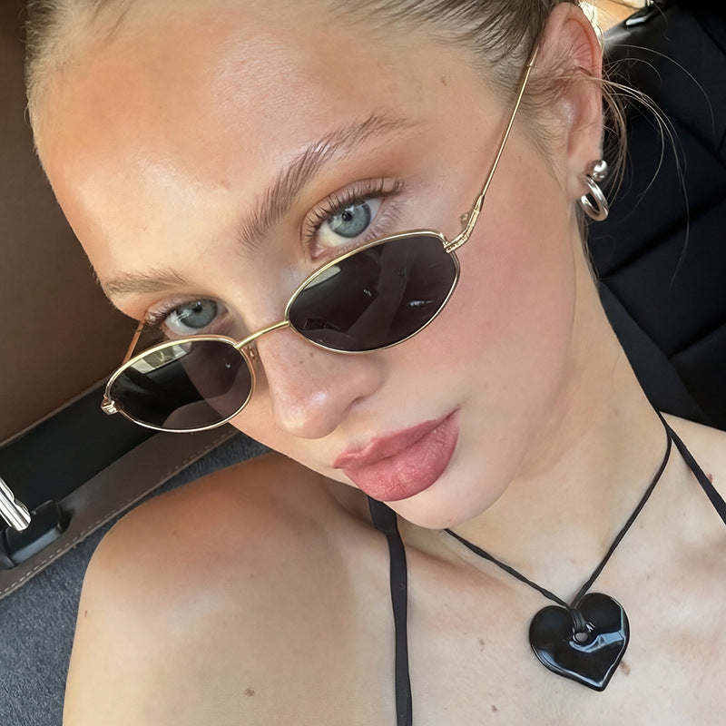 Dame moteriktig solbrille i minimalistisk ovalt design Luvikno