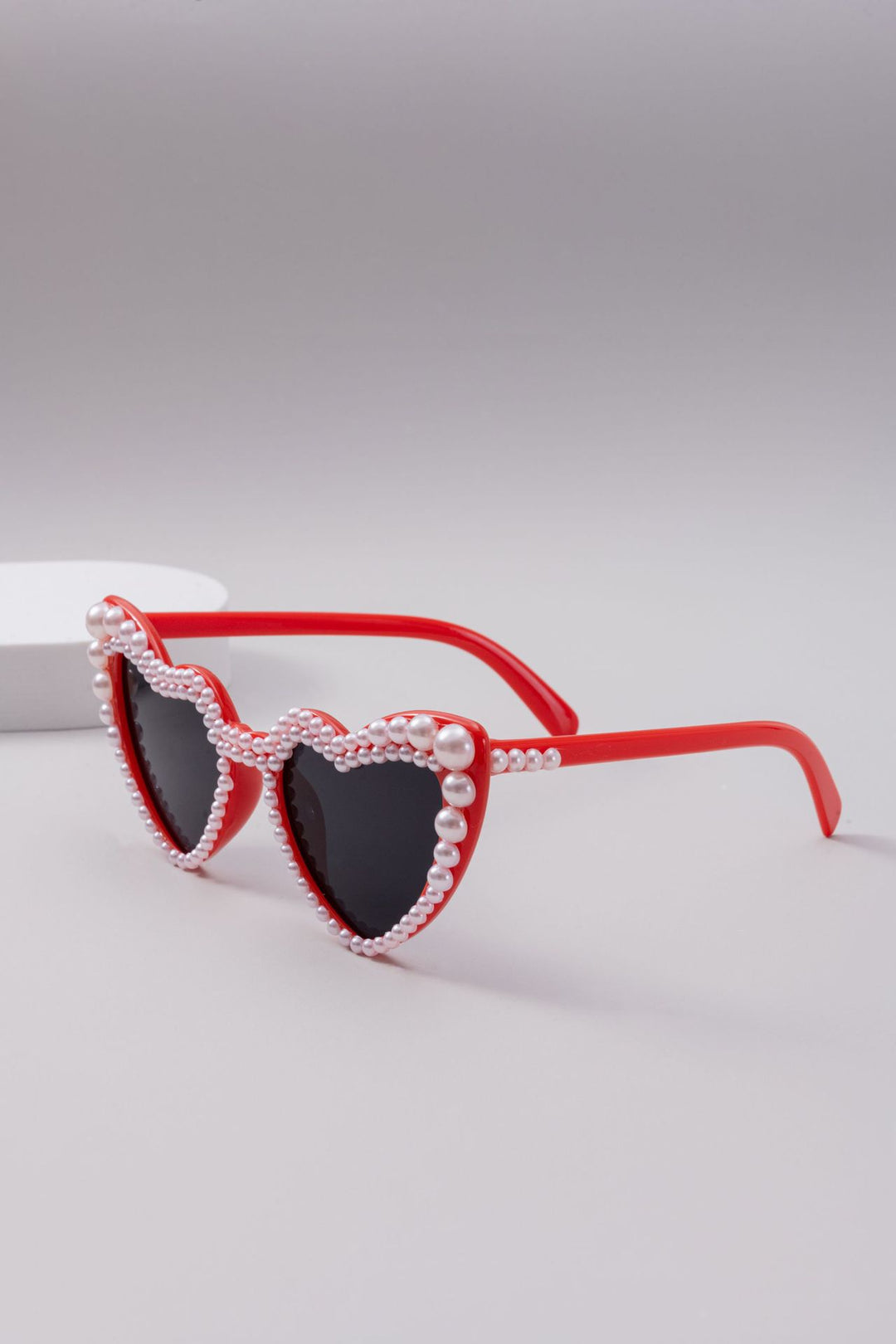 Dame designer solbrille med perleinnramming fra Luvikno
