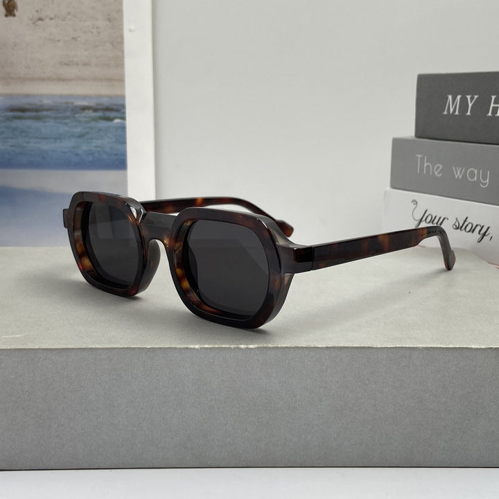 Dame moteriktig solbrille i moderne design med bred ramme Luvikno