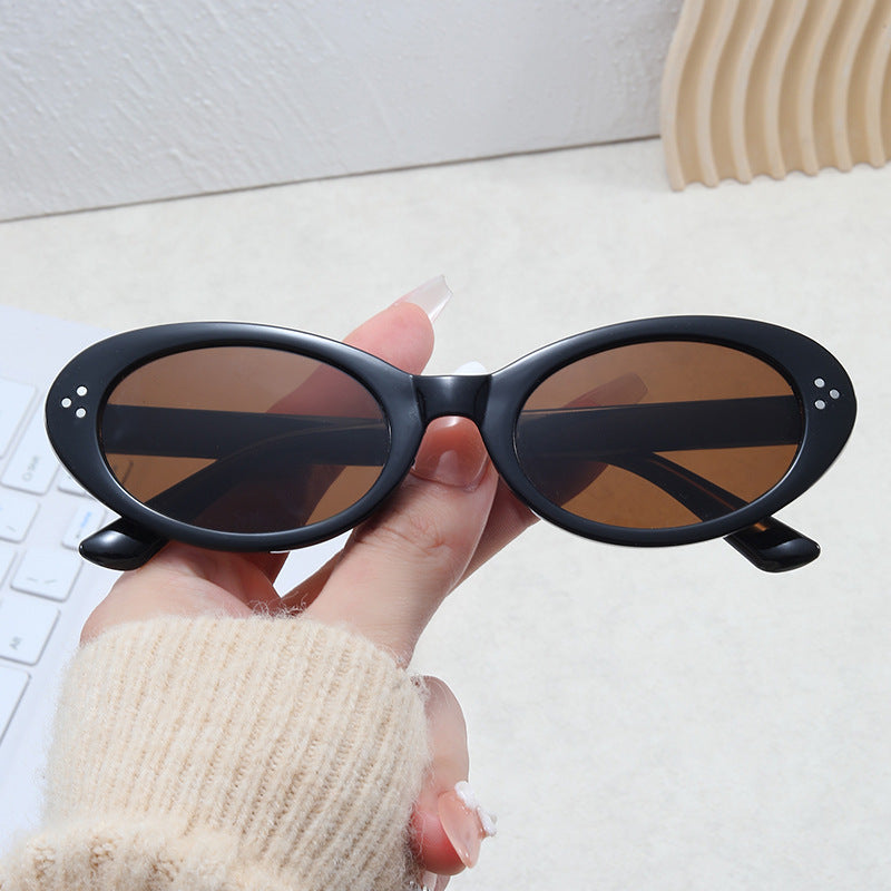Damer moteriktig solbrille i elegant ovalt design Luvikno