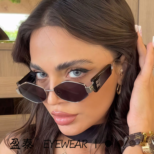 Dame Designer-solbrille i moderne maskeformat Luvikno