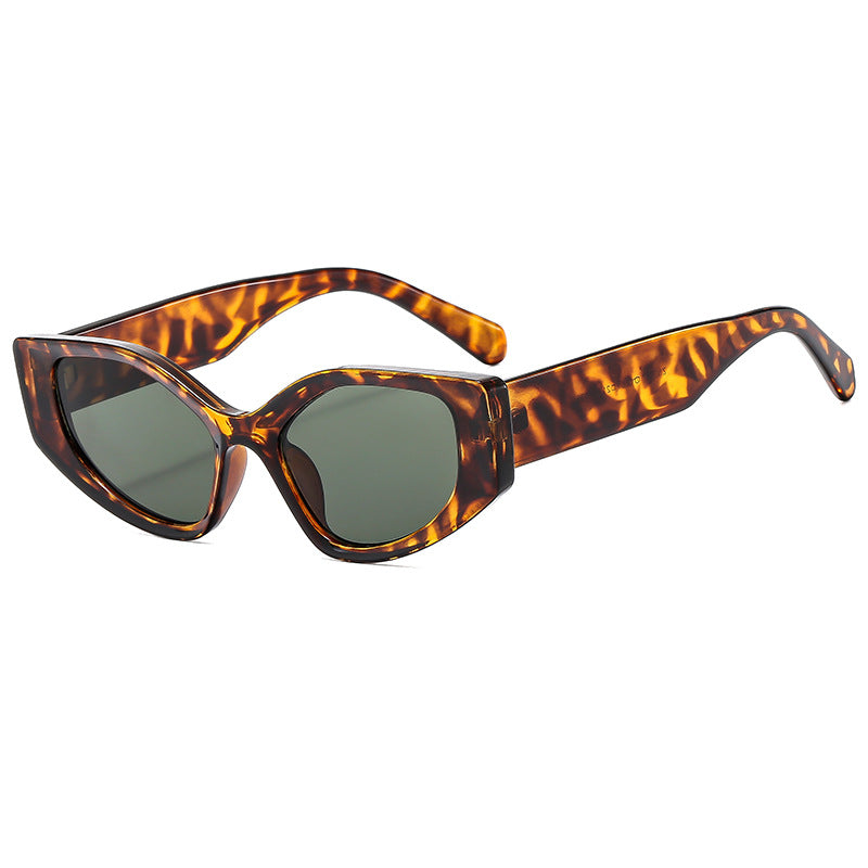 Dame moteriktig solbrille med moderne, vidvinklet ramme Luvikno