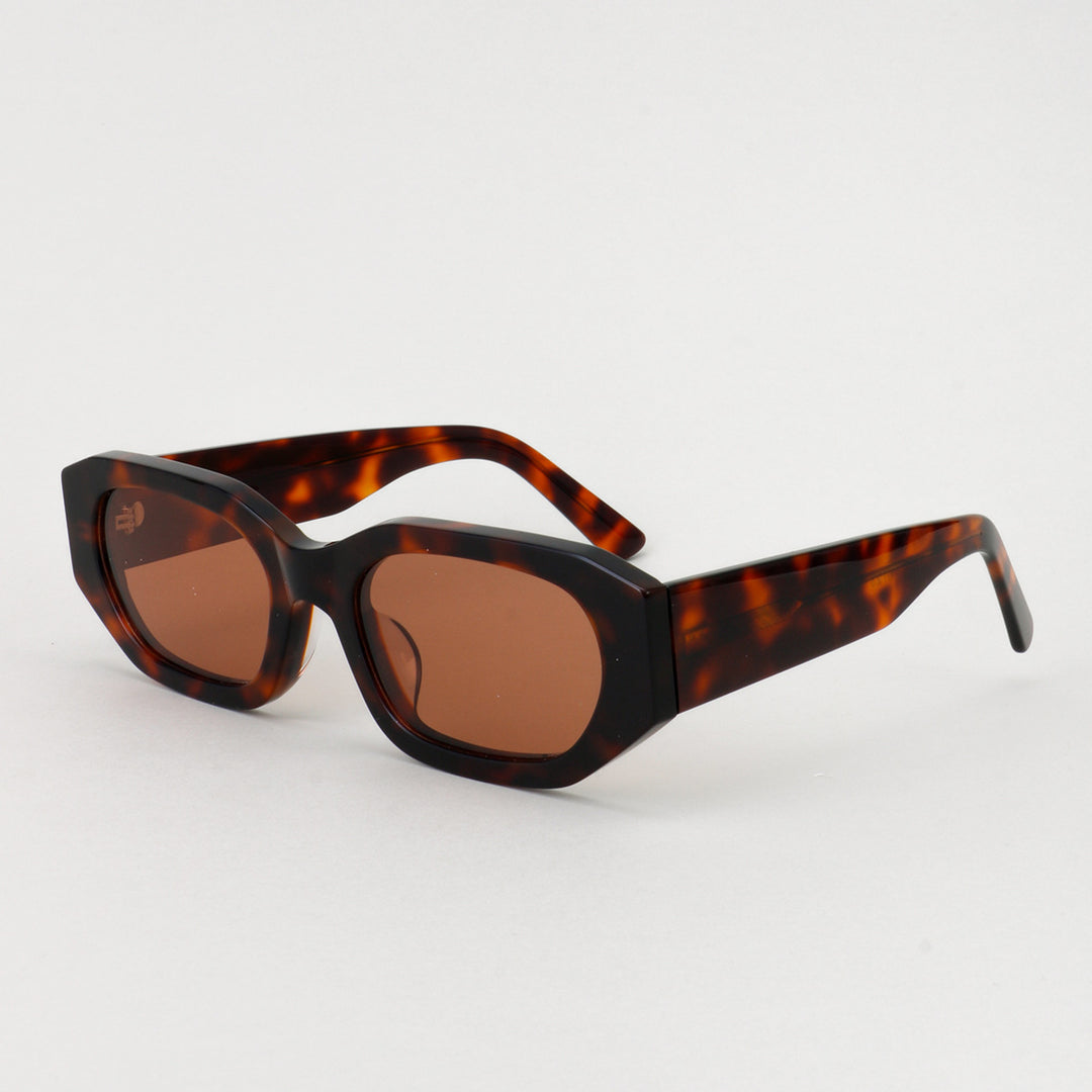 Dame moteriktig solbrille i stilfull, oversized design Luvikno