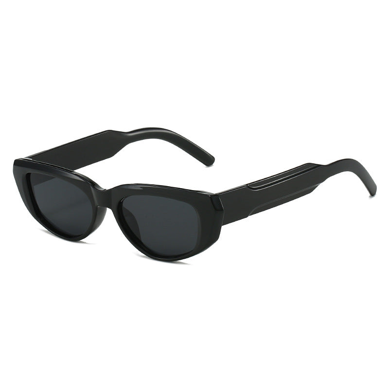 Dame moteriktig solbrille i cat-eye stil med eksentrisk silhuett Luvikno
