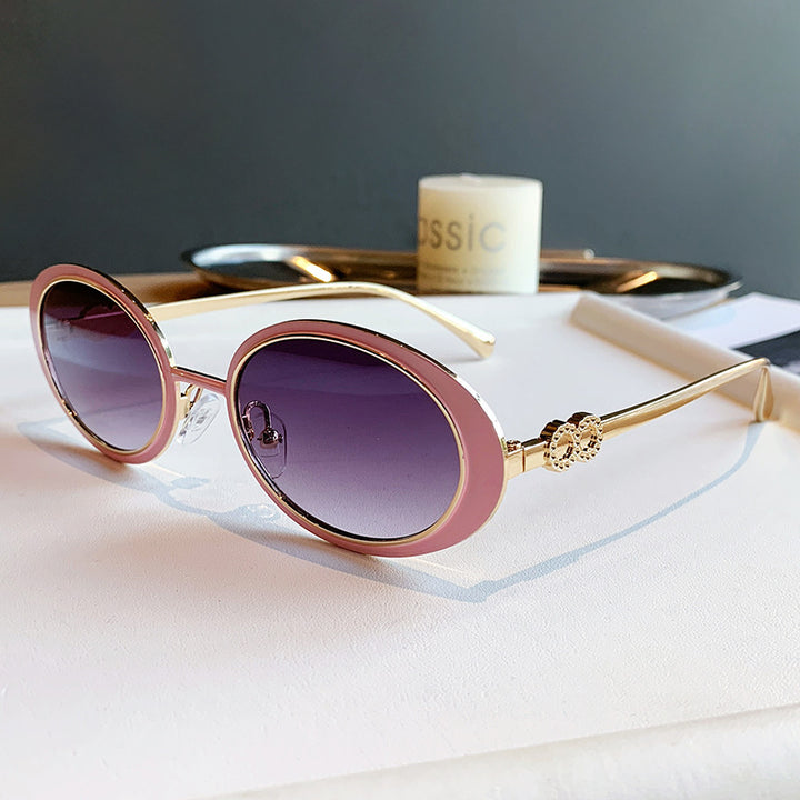 Dame moteriktig solbrille med stilfullt oseanisk design Luvikno