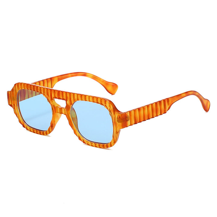 Dame moteriktig solbrille i futuristisk design med strukturert ramme Luvikno