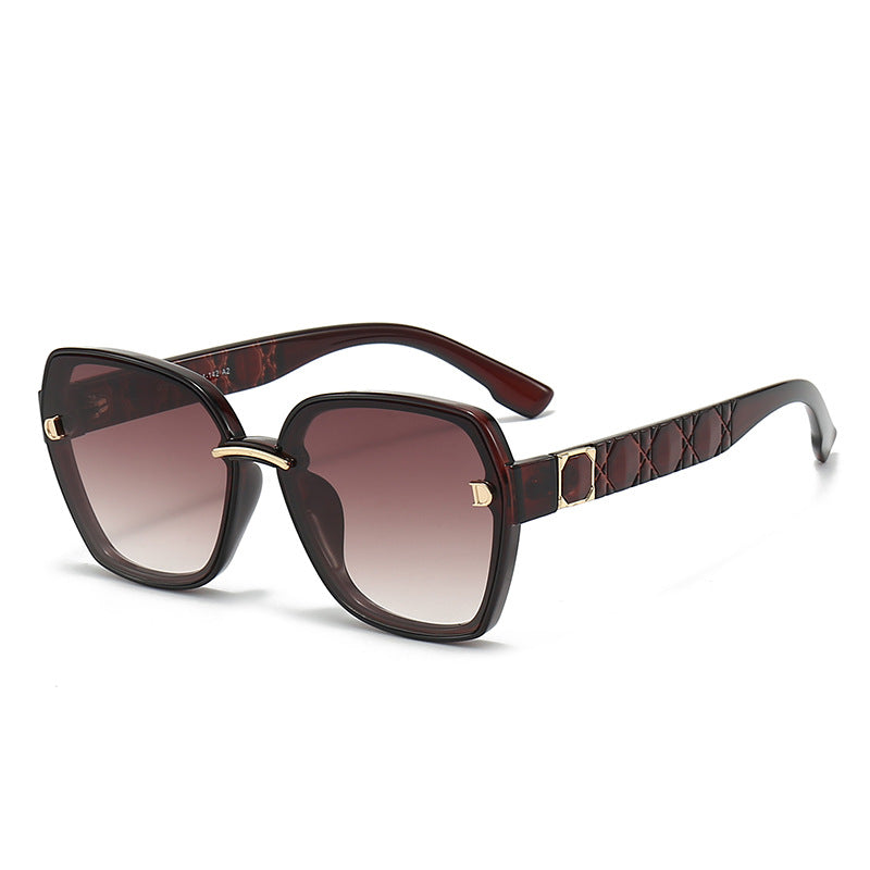 Dame solbrille med stilfull, kvadratisk ramme og elegante detaljer Luvikno