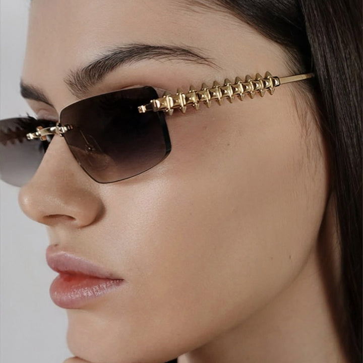 Dame moteriktig solbrille med unikt og dekorativt ramme Luvikno