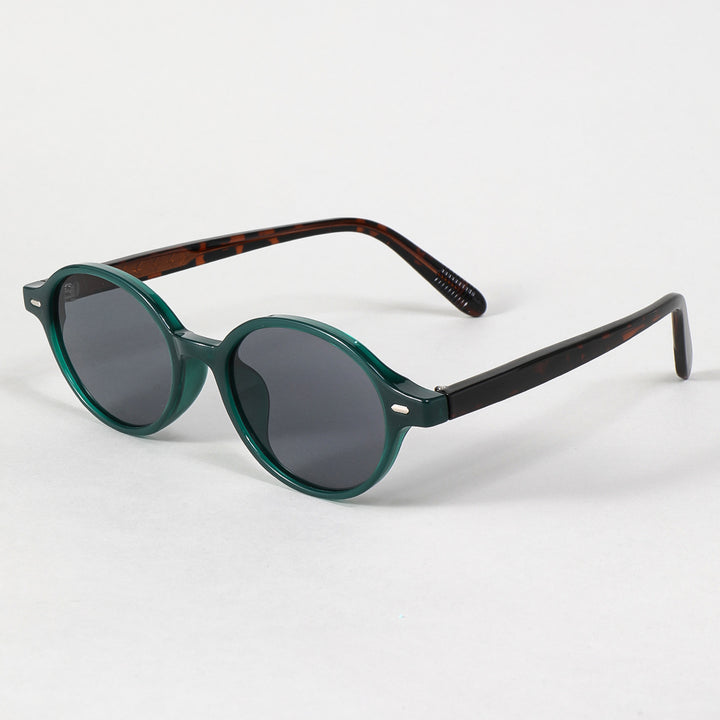 Dame moteriktig solbrille i oval design med stilige detaljer Luvikno