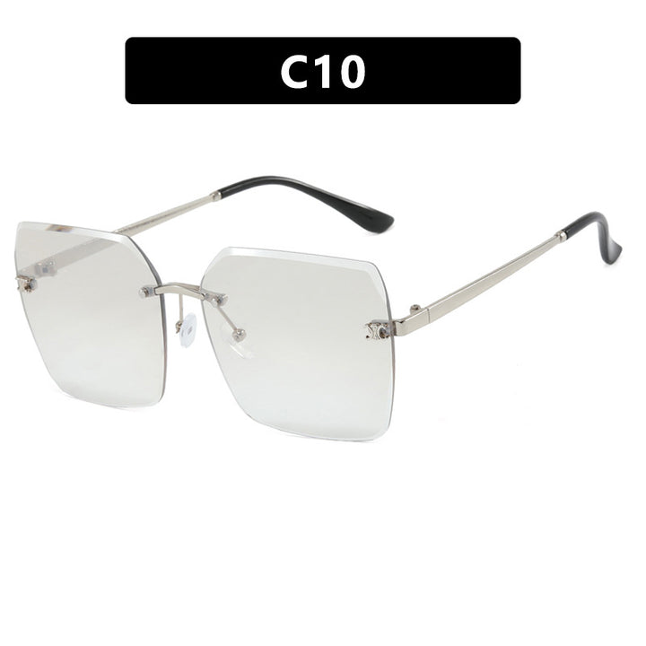 Dame firkantet solbrille i moderne design med filigran metallramme Luvikno