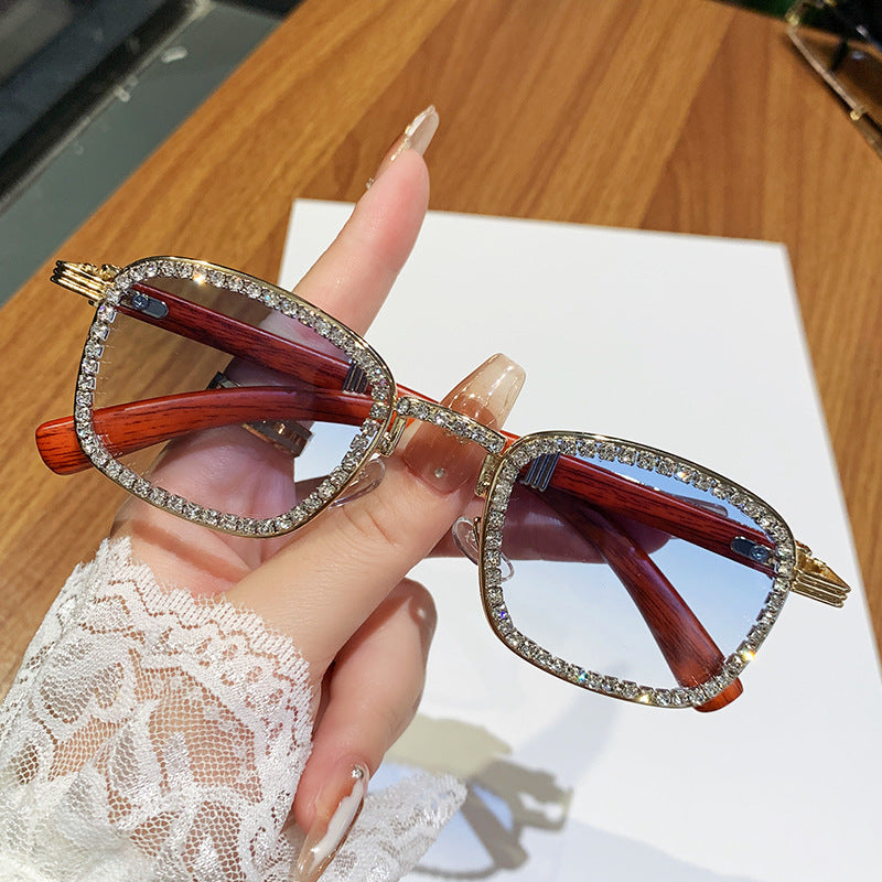 Dame solbrille med strassbesatt ramme og moderne tre-design Luvikno